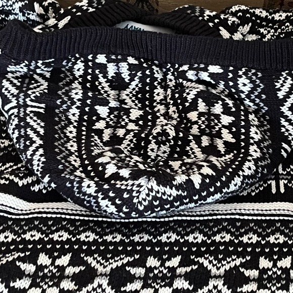 Old Navy Black and White sweater with hood.  With snowflake design for boys - Picture 9 of 10